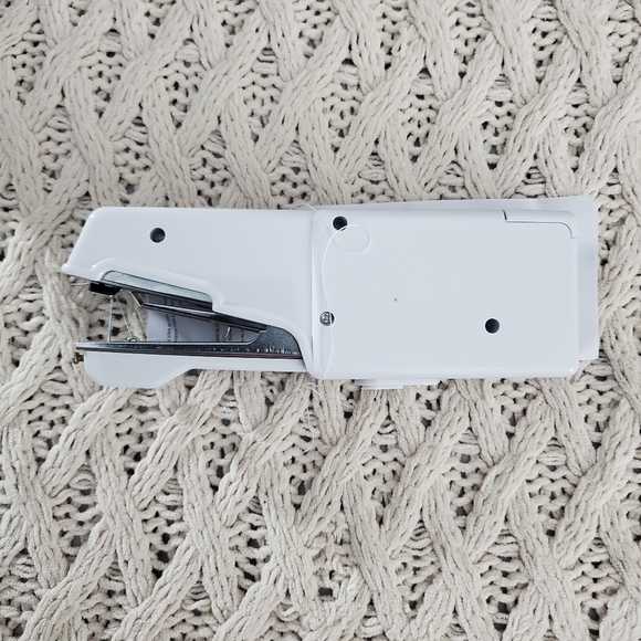 Handy Stitch Portable Cordless Handheld Sewing Machine - Picture 4 of 4